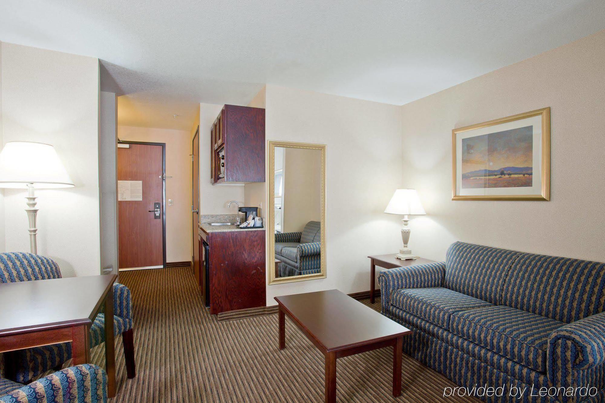 Holiday Inn Express & Suites Jackson, An Ihg Hotel Room photo